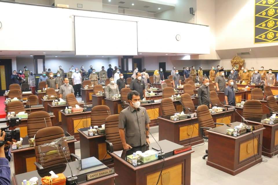 1619503211-Forletnews com-Anggota DPRD Pekanbaru nyanyikan lagu Indonesia Raya dalam Paripurna LKPJ Walikota Tahun Anggaran 2020