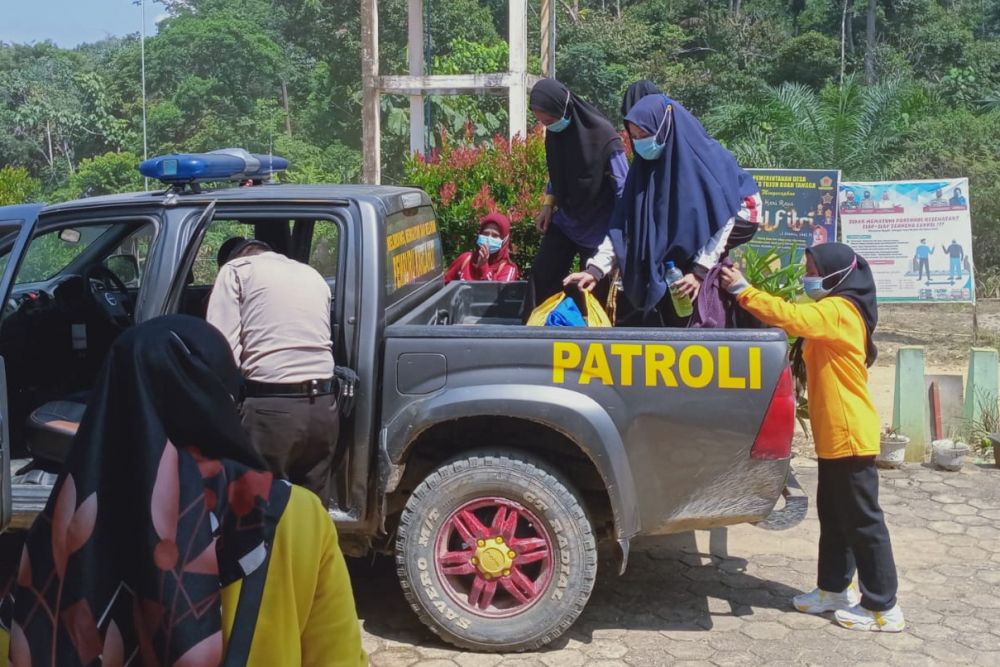 1631859396-Forletnews com-melintasi-bukit-polisi-ini-jemput