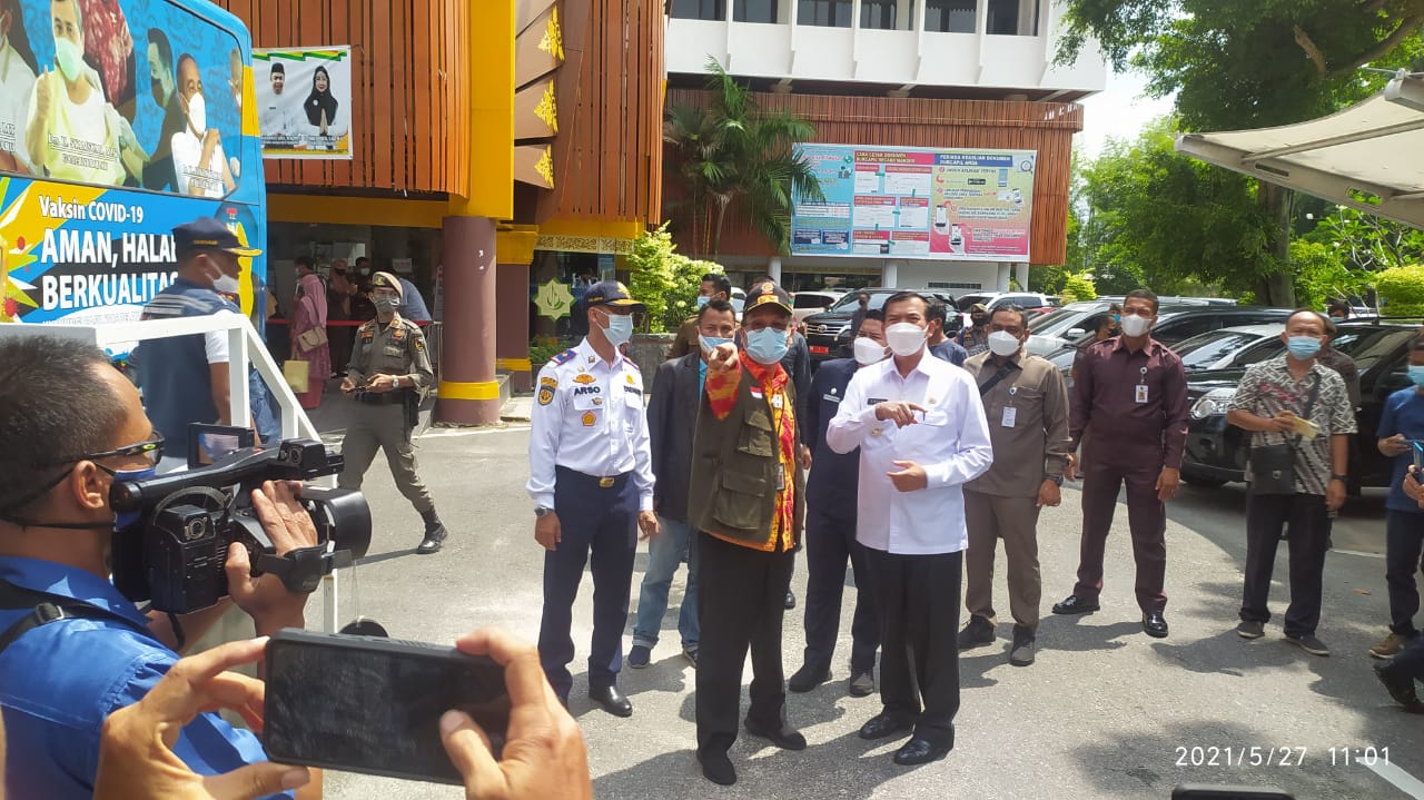 1635132211-Forletnews com-walikota Pekanbaru Firdaus Saat persiapan peresmian bus vaksin keliling