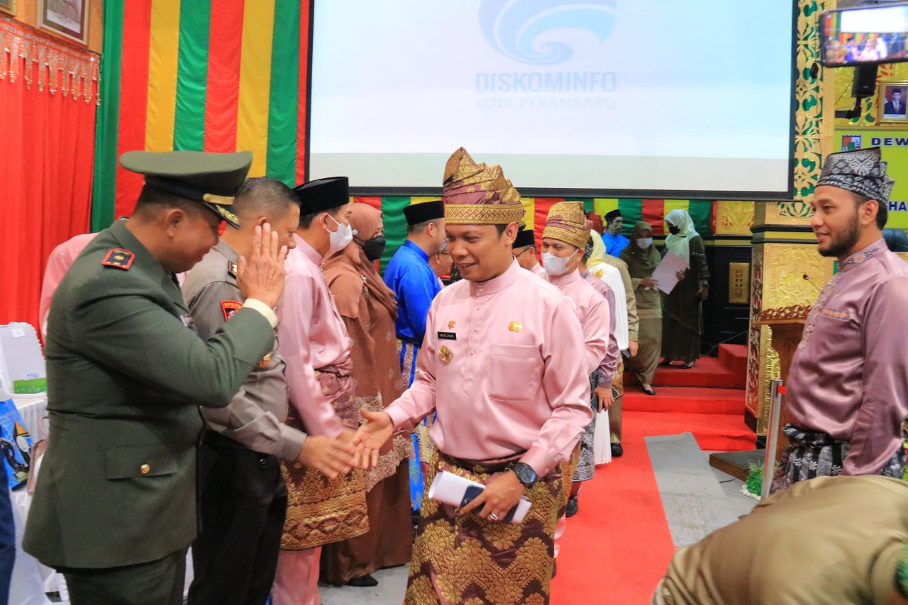 1661533164-OpiniRiau com-Pj Wali Kota Pekanbaru Bersalaman Usai Kegiatan Rapat Paripurna